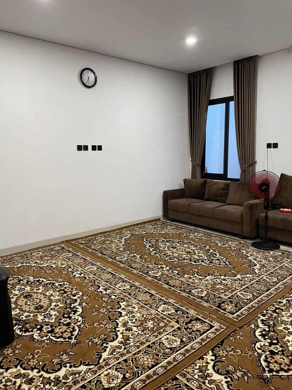 Permadani emas untuk pengajian dan area duduk keluarga Santi Living